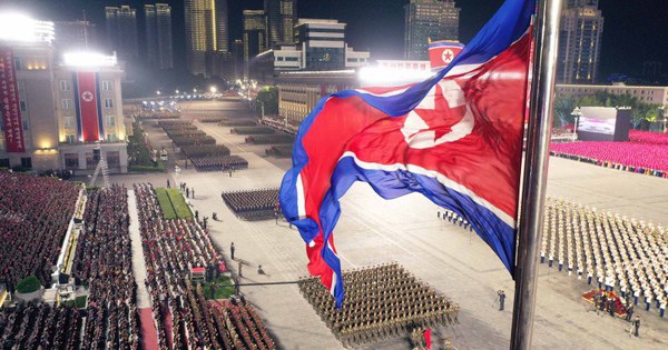 Chùm ảnh: Triều Tiên duyệt binh trong đêm kỷ niệm 80 năm ngày thành lập Đảng Lao động