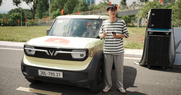 Chuyển đổi xanh ngay từ chiếc ô tô đầu tiên: Người trẻ háo hức chào đón xe điện