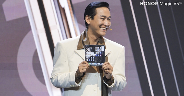 Hứa Vĩ Văn và Nhạc sĩ Nguyễn Văn Chung tại sự kiện ra mắt smartphone gập mỏng nhất thế giới