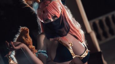 Sốc nặng với Tamamo no Mae phiên bản quái vật ba đầu - Cosplay