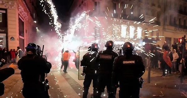 Fan hâm mộ Morocco, Pháp đụng độ với cảnh sát ở Paris sau chiến thắng ở World Cup