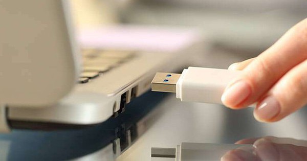 Gần 2025 rồi mà vẫn dùng USB để lưu công việc thì quả là lỗi thời