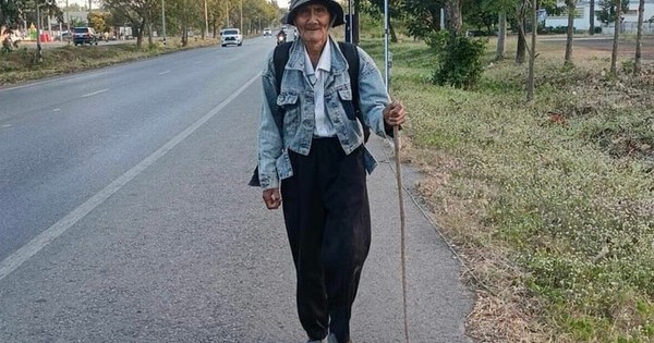 Lên thành phố không tìm được con trai, ông lão 85 tuổi đi bộ 300km về quê