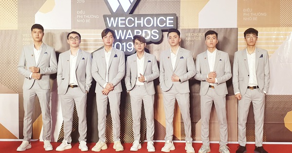 Khi thi đấu vừa căng vừa gắt là thế, nhưng lúc dự Wechoice Awards thì Team Flash lại bảnh và lịch lãm như thế này đây!