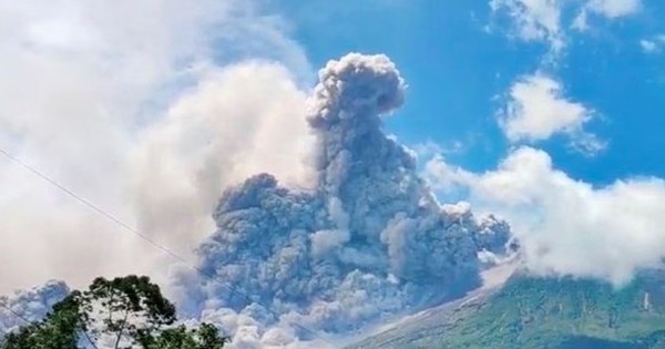 Núi lửa Indonesia phun trào dữ dội, dòng dung nham dài hơn một cây số