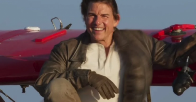 Tom Cruise kiệt sức quay cảnh bám máy bay ở 'Mission: Impossible 8'