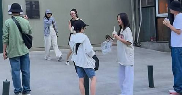 Bức ảnh khiến MXH bùng nổ: Cuộc hội ngộ của 2 nhân vật từng dính vào bê bối ngoại tình khiến dân mạng phải xuýt xoa về cách dạy con