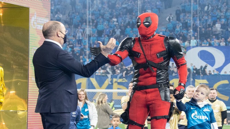 Thật như đùa: Đội trưởng tuyển bóng đá Quốc gia Nga hóa trang thành Deadpool lên nhận huy chương