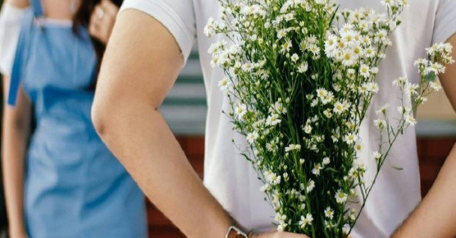 Chị gái bức xúc khi biết mẹ chu cấp tiền hẹn hò cho em trai