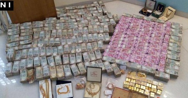 Tịch thu 32 kg vàng và hàng cọc tiền mặt trị giá 16 tỷ đồng giấu trong tường gạch nhà vệ sinh