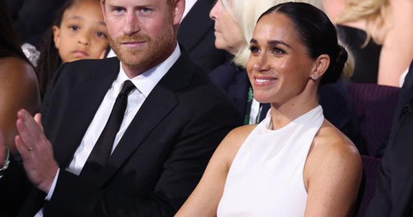 Meghan xuất hiện sang trọng khi đồng hành cùng Harry tại giải thưởng danh giá