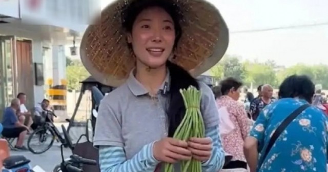 Người phụ nữ bán đậu phụ bỗng ‘nổi như cồn’, phía sau là chuyện cảm động