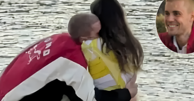 Justin Bieber âu yếm vợ bên biển