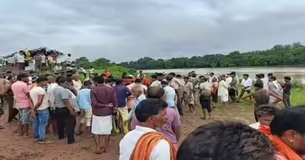 Ngồi gần bờ sông, người phụ nữ bị 