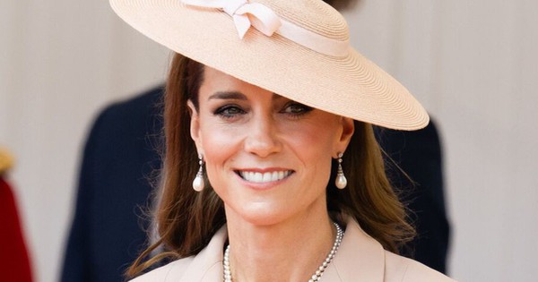 Vì sao Vương phi Kate liên tục cúi chào Vua Charles 4 lần trong một ngày?