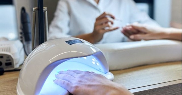 Phát hiện động trời về đèn UV được sử dụng rộng rãi ở các tiệm làm nail