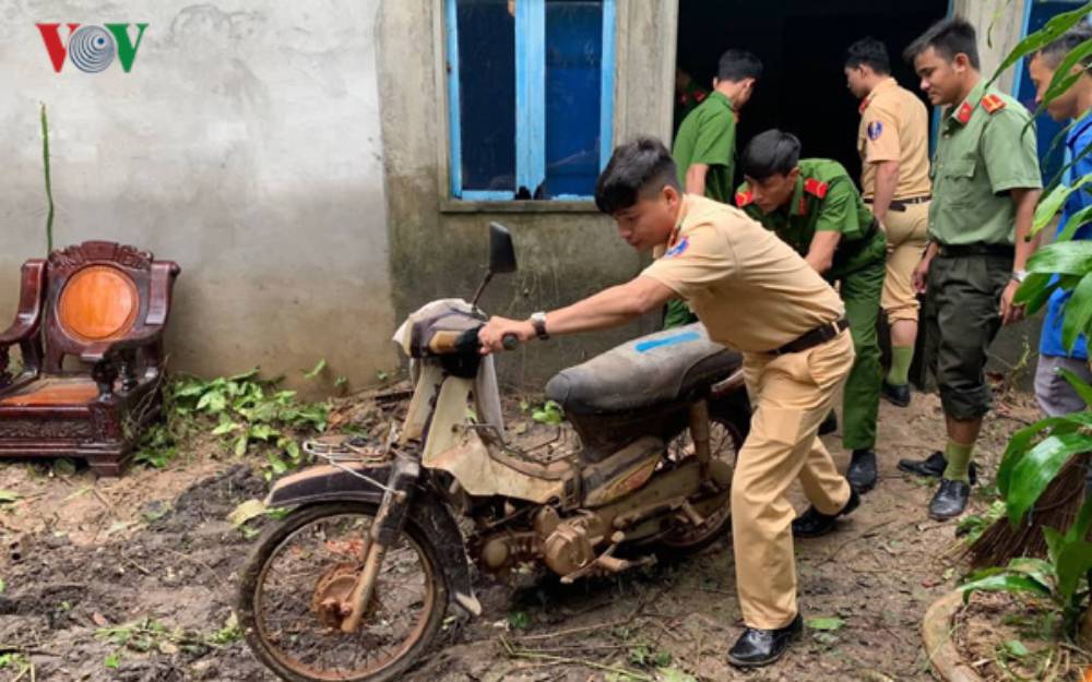 Nước lũ rút gần hết, nhiều lực lượng khẩn trương giúp người dân Phú Quốc dọn dẹp nhà cửa sau lũ