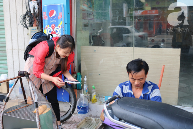 Chàng trai Tiền Giang hào sảng giữa Sài Gòn và tấm bảng vá xe “không tiền cũng vá” cho khách lỡ đường giữa đêm khuya