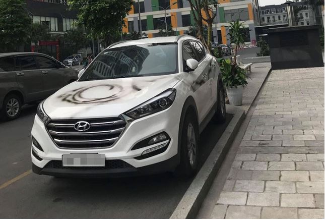 Hà Nội: Hyundai Tucson đỗ trước sảnh chung cư, bị xịt sơn khắp thân xe