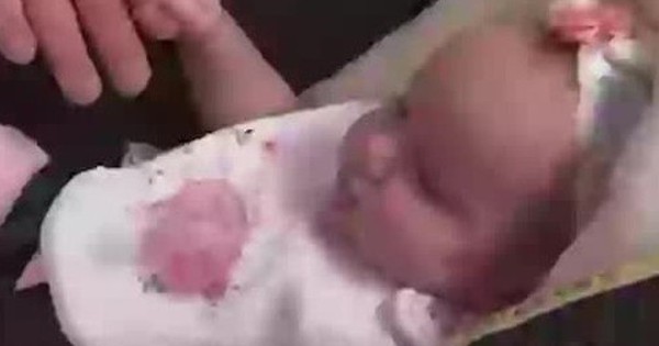 Em bé được "sinh ra hai lần" duy nhất trên thế giới