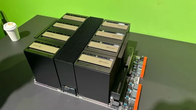 Trump sẽ cho phép Nvidia bán chip AI Blackwell “giảm cấu hình” sang Trung Quốc