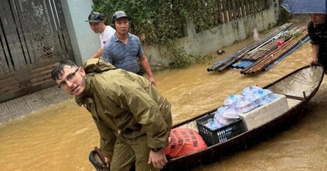 Chàng rể Tây tất bật nấu cơm, tiếp sức bà con vùng lũ