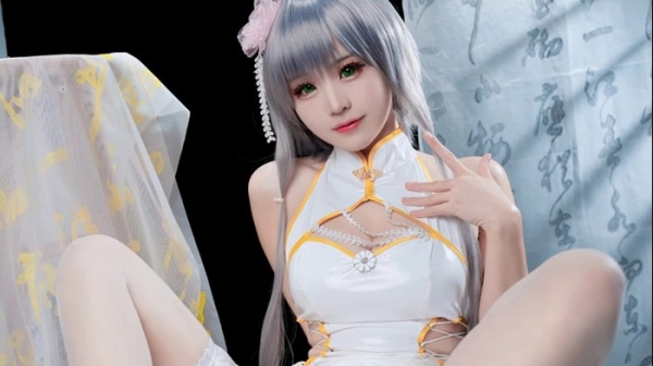 Cosplay Lạc Thiên Y sườn xám của Mikoww khiến anh em 