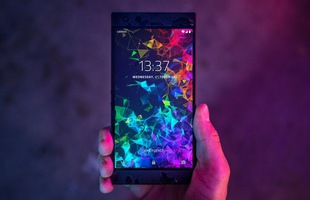 Cận cảnh Razer Phone 2: Mặt lưng bằng kính, logo phát sáng hiệu ứng Chroma, kích thước không thay đổi