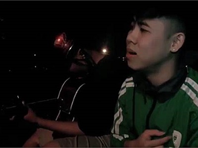 Chia tay vì không lo được cho người yêu, chàng grab ngậm ngùi cover “Quên em trong từng nỗi đau” khiến dân mạng cay mắt