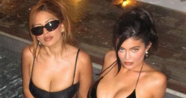 Kylie Jenner bị châm biếm vì mặc bikini giữa trời tuyết