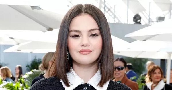 Selena Gomez nói về sự cô lập ở Hollywood