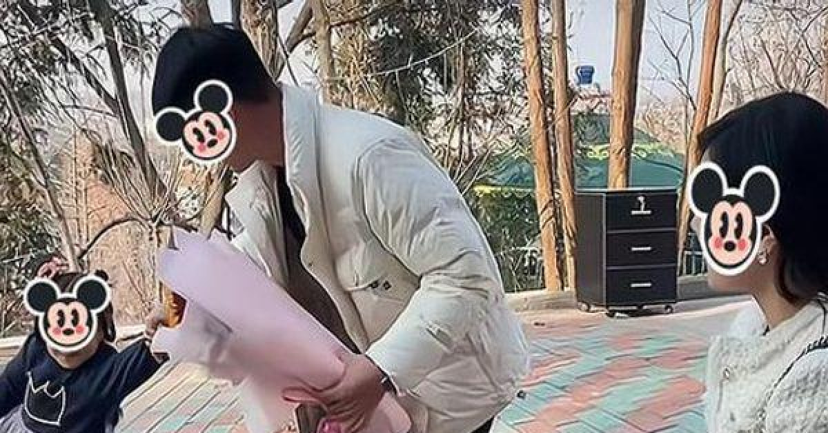 Bé gái 5 tuổi cùng bố đi xem mắt, vừa thấy đối phương liền đòi về ngay lập tức