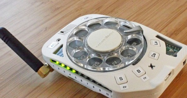 Chán smartphone, cô nàng nổi hứng tự chế điện thoại quay số đồ cổ lai tạp chuẩn xịn vintage