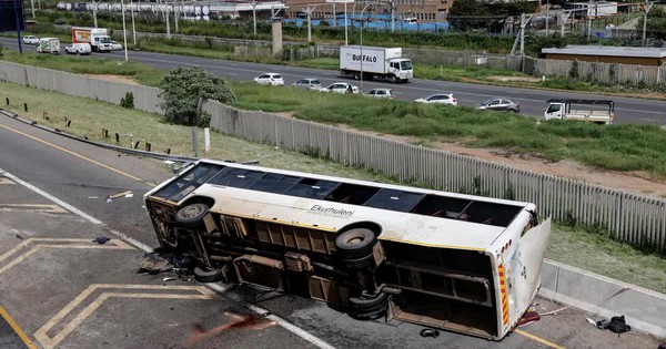 Xe bus lật trên đường cao tốc ở Nam Phi, 12 người tử vong