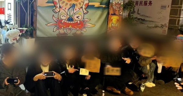 Nhóm nam thanh nữ tú đi ăn xin để “trải nghiệm cho vui”: Lũ lượt lê lết giữa đường, kéo theo cả người qua đường nhập hội