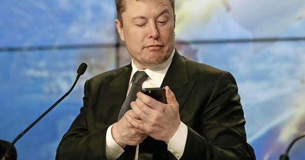 Tỷ phú Elon Musk dùng điện thoại như thế nào? Bí mật đằng sau sự thành công của người giàu nhất thế giới