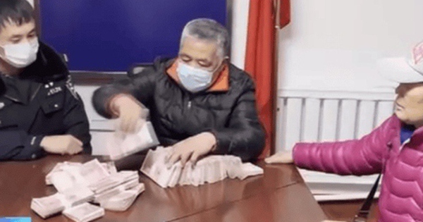 Bé trai nhặt được túi vải chứa 941 triệu đồng tiền mặt và cái kết
