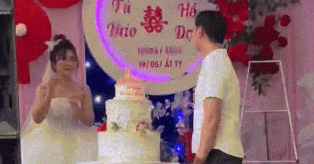 Cô dâu Huế khóc nức nở giữa đám cưới ngập nước vì lo khách không đến dự