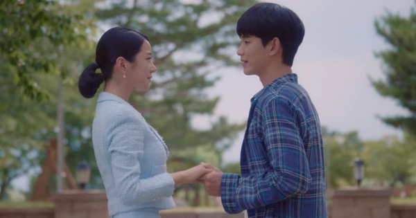 Tưởng làm giá thế nào, Kim Soo Hyun lại chủ động rủ Seo Ye Ji đi trốn ở tập 8 Điên Thì Có Sao