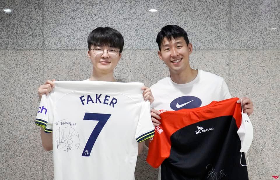 Faker chụp ảnh cùng Son Heung-min: Fan khịa '15 cúp chụp ảnh cùng 0 cúp'