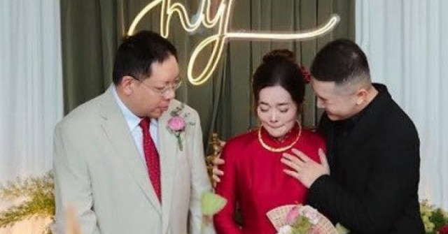 Ở vậy suốt 25 năm, mẹ được con trai ‘gả đi’ ở tuổi 53 làm nhiều người xúc động