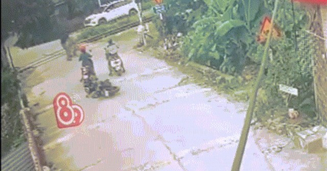 Chàng trai cứu sống cháu bé trước mũi tàu hỏa