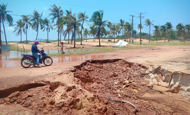 Phú Quốc: Lũ tàn phá nhiều tuyến đường, ổ voi ổ gà chực chờ bẫy người