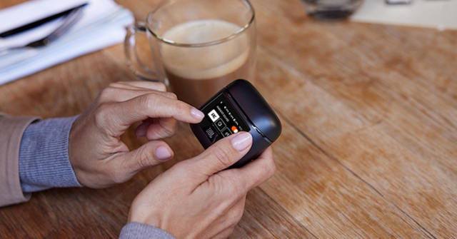 JBL giới thiệu tai nghe không dây với hộp sạc 