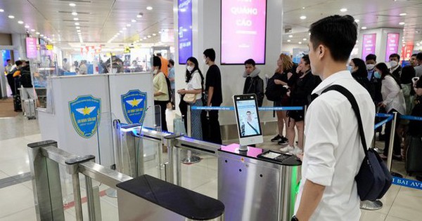 Dùng VneID đi máy bay chờ lâu gấp 2-3 lần giấy tờ truyền thống