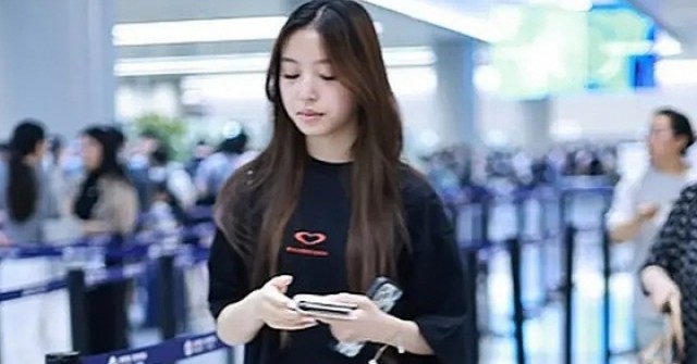 Con gái Triệu Vy ngại ngùng khi paparazzi 'soi'