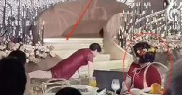 Đang tổ chức đám cưới, mẹ chú rể có hành động "lạ" khiến quan khách đỏ mặt