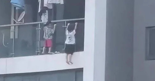 Trẻ trèo ra ngoài ban công chung cư "hít xà", hàng xóm sợ hãi la hét