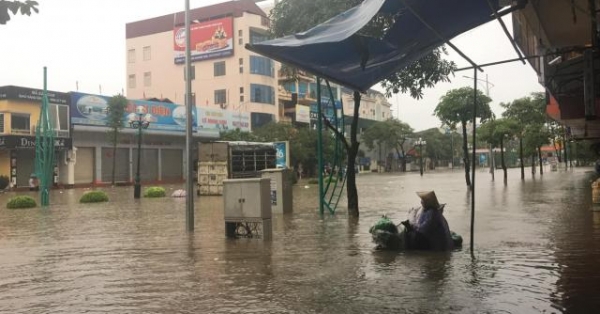 Thành Long ôm hôn gái lạ trước cổng khách sạn lúc đêm muộn