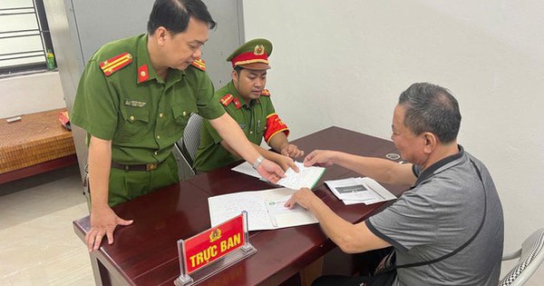 Sau khi nhận một cuộc gọi Zalo, người đàn ông liền tới ngân hàng rút sổ tiết kiệm 70 triệu, chuẩn bị chuyển vào tài khoản: Công an yêu cầu ngừng giao dịch gấp